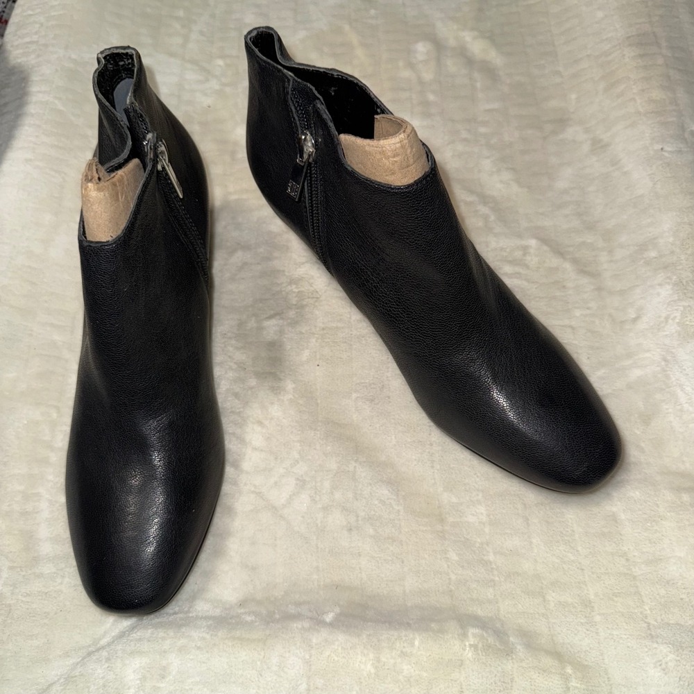IVANKA TRUMP Black‎ Leather Side Zip Ankle Booties Block Heel Size 7.5